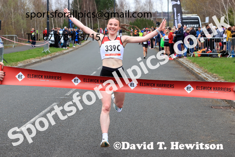 Senior Womens relay, 2026 Elswick Harriers Good Friday Road Relays and Young Athletes, Newburn,  Newcastle upon Tyne. Photo: David T. Hewitson/Sports for All Pics